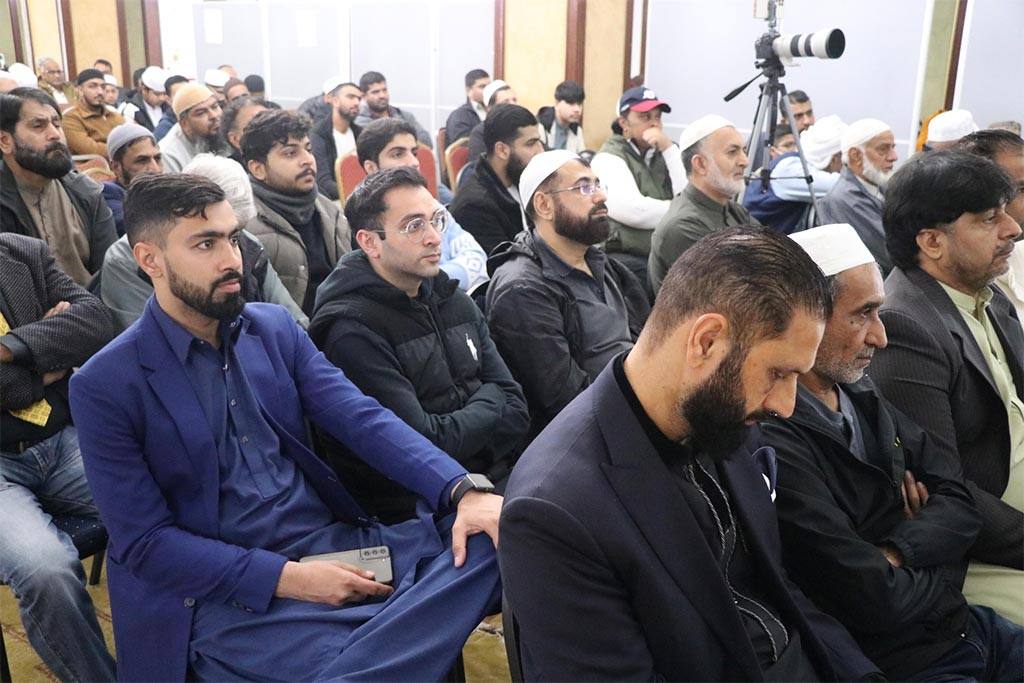 Prof. Dr. Hussain Mohi-ud-Din Qadri addressing certificate distribution ceremony at Jamia Masjid Kowloon Hong Kong