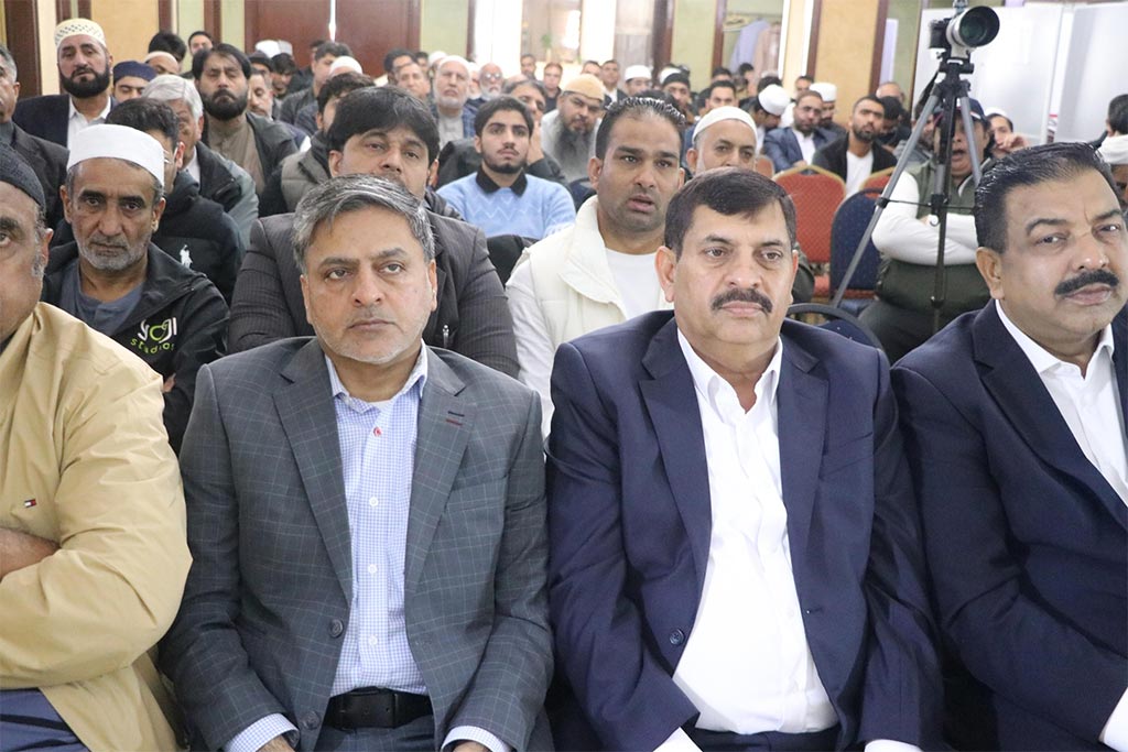 Prof. Dr. Hussain Mohi-ud-Din Qadri addressing certificate distribution ceremony at Jamia Masjid Kowloon Hong Kong