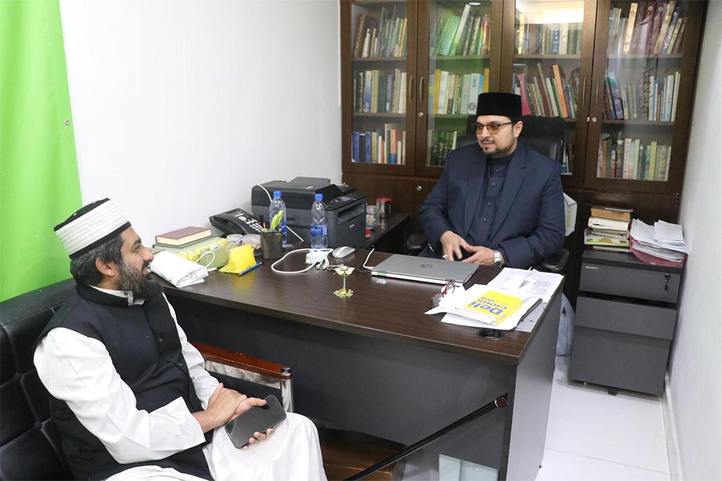 Prof. Dr. Hussain Mohi-ud-Din Qadri meeting Dr. Mohi-ud-Din Nahvi at Jamia Masjid Kowloon Hong Kong