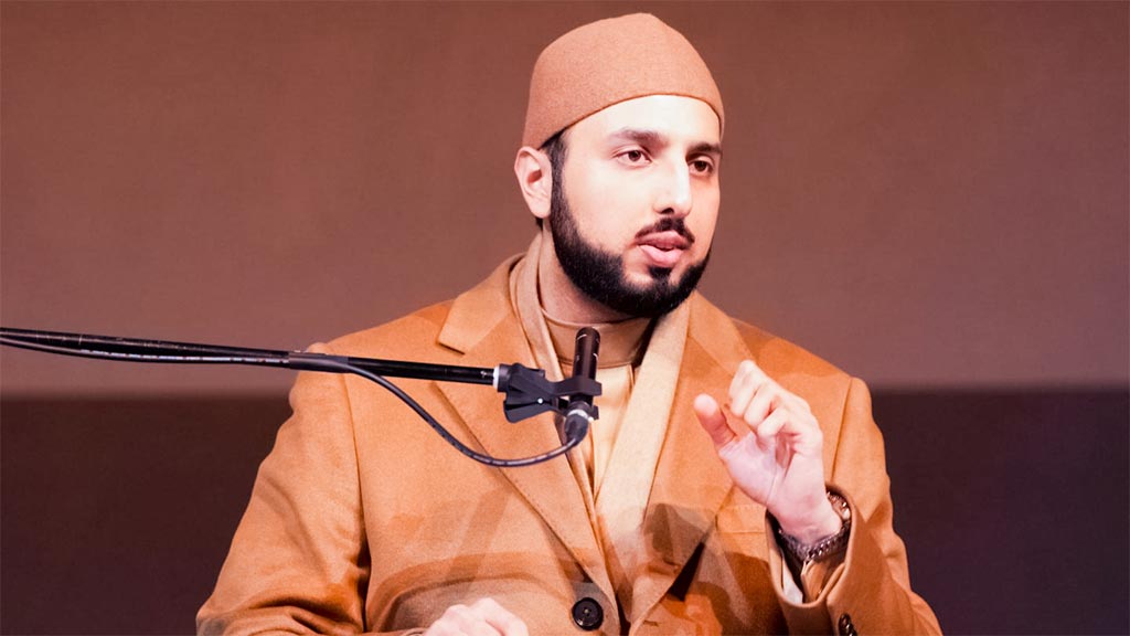 Shaykh Hammad Mustafa al-Madani al-Qadri delivering address titled Illuminating Hearts Through the Sirah of the Beloved at conference in London UK