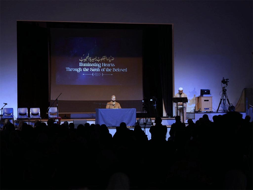 Shaykh Hammad Mustafa al-Madani al-Qadri delivering address titled Illuminating Hearts Through the Sirah of the Beloved at conference in London UK
