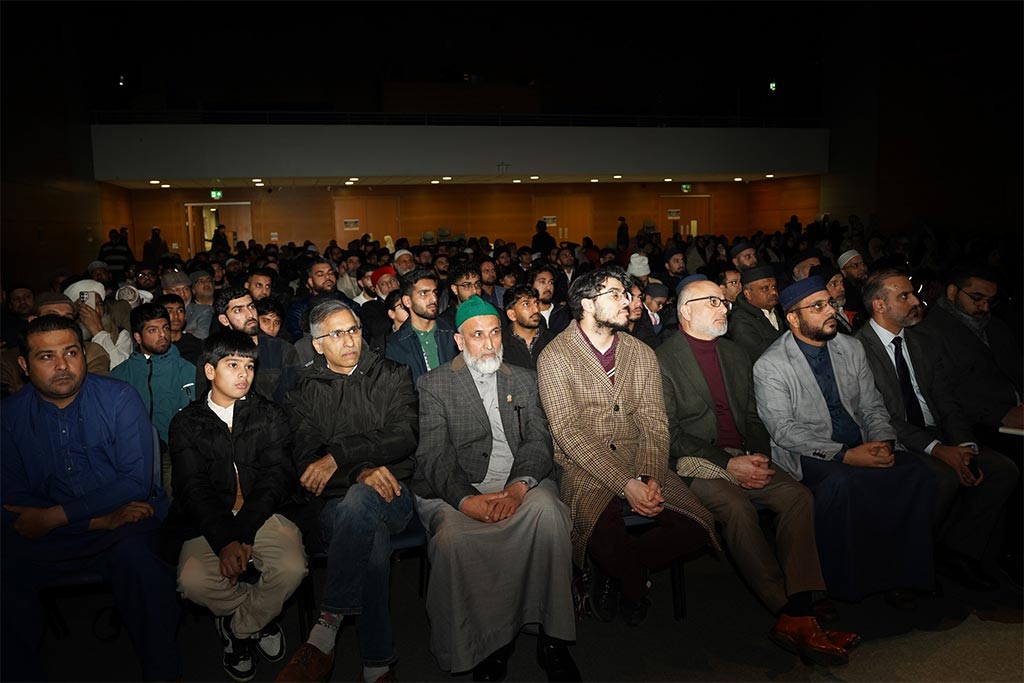 Shaykh Hammad Mustafa al-Madani al-Qadri delivering address titled Illuminating Hearts Through the Sirah of the Beloved at conference in London UK