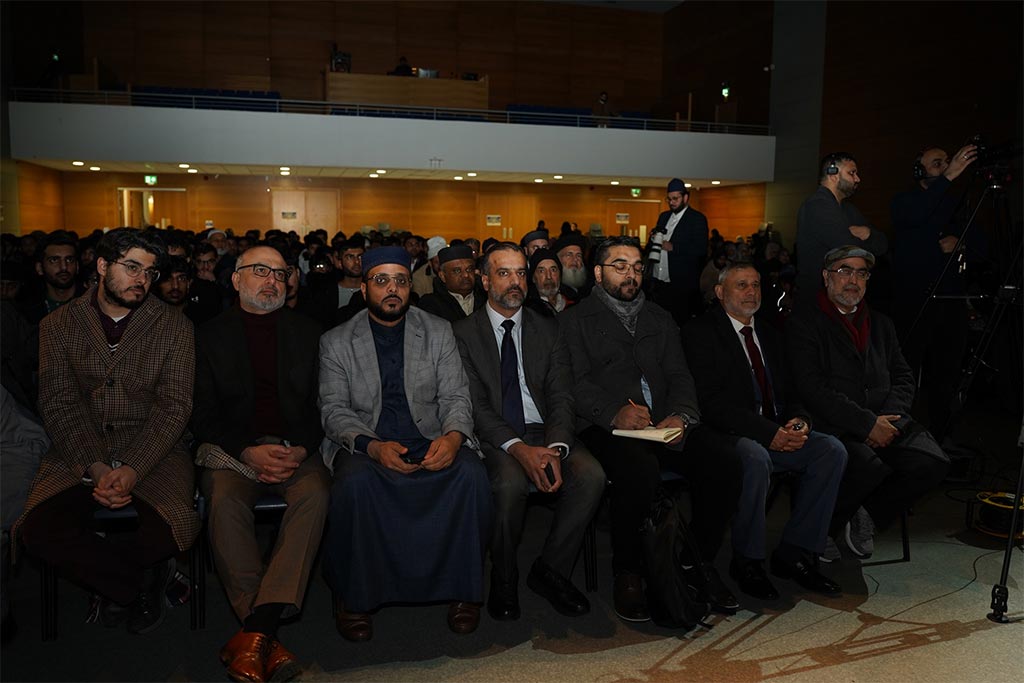 Shaykh Hammad Mustafa al-Madani al-Qadri delivering address titled Illuminating Hearts Through the Sirah of the Beloved at conference in London UK