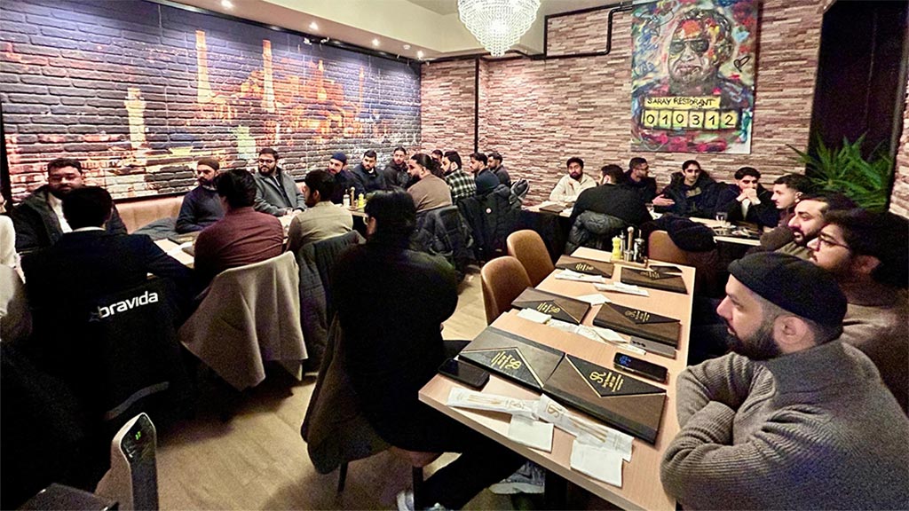 Shaykh Hammad Mustafa al-Madani al-Qadri addressing Minhaj Youth League Norway members during dinner and interactive session in Oslo