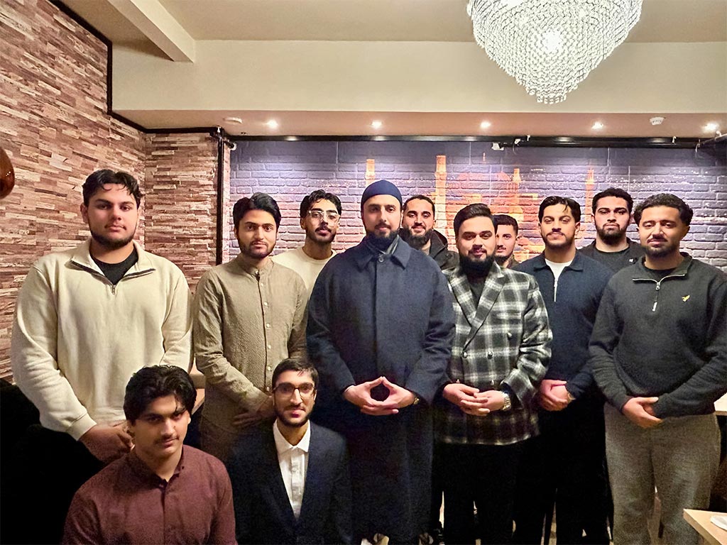 Shaykh Hammad Mustafa al-Madani al-Qadri addressing Minhaj Youth League Norway members during dinner and interactive session in Oslo