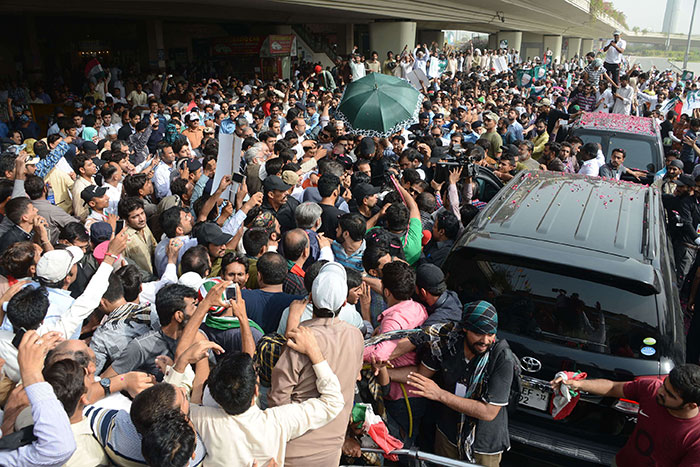 Dr Tahir-ul-Qadri’s arrives in Pakistan to a warm welcome