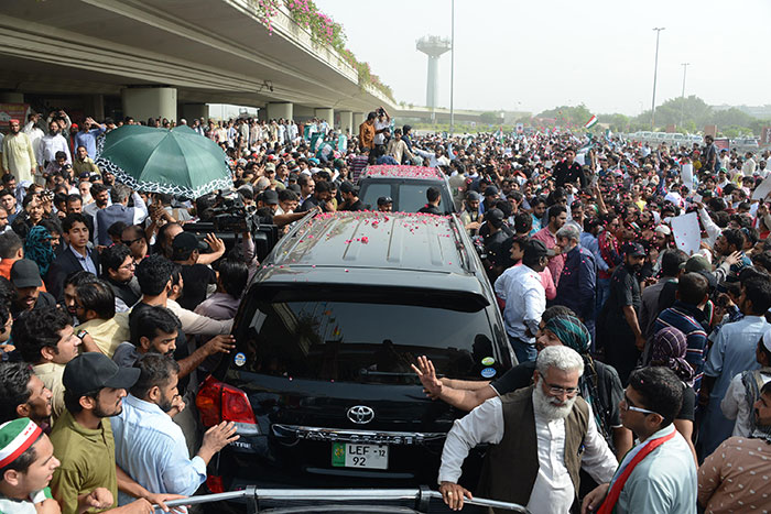 Dr Tahir-ul-Qadri’s arrives in Pakistan to a warm welcome