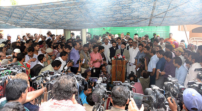 Dr Tahir-ul-Qadri’s arrives in Pakistan to a warm welcome