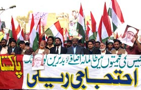 پاکستان عوامی تحریک کی بجلی اور گیس کی لوڈ شیڈنگ کیخلاف احتجاجی ریلی