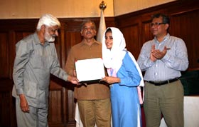 طالبہ حافظہ تحریم زہرہ کا اعزاز، وزیر اعلیٰ پنجاب کیطرف سے لیپ ٹاپ اور نقدی انعام