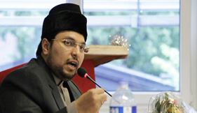 Dr Hussain Mohi-ud-Din Qadri addresses a Women Convention