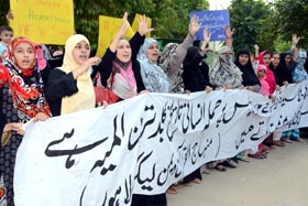 سیدہ زینب رضی اللہ عنہا کے مزار پر حملہ کے خلاف منہاج القرآن ویمن لیگ کا احتجاجی مظاہرہ