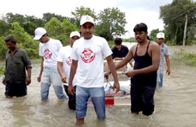 انڈیا: منہاج ویلفیئر فاؤنڈیشن بروڈا، گجرات کے تحت متاثرین سیلاب میں راشن کی تقسیم