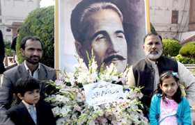 لاہور: ڈاکٹر اقبال نور کی وفد کے ہمراہ مزار اقبال پر حاضری