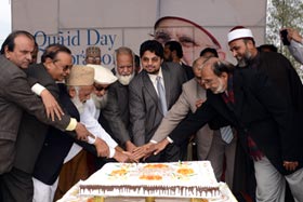 ڈاکٹر محمد طاہرالقادری کی 63ویں سالگرہ کے کیک اندرون ملک اور ساری دنیا میں کاٹے گئے