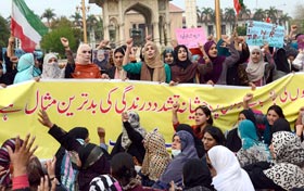 ظالم حکمرانوں کی عدم توجہی اور نا اہلی کی بدولت آج ہزاروں نرسیں سڑکوں پر ہیں، عائشہ شبیر کا مال روڈ پر نرسوں کے دھرنے سے خطاب