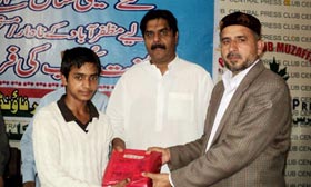 مظفر آباد: منہاج ویلفیئر فاؤنڈیشن کے زیراہتمام 107 نادار اور مستحق طلبہ میں نصابی کتب کی مفت تقسیم