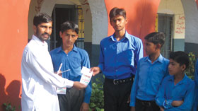 گوجر خان: منہاج ویلفیئر فاؤنڈیشن کے زیراہتمام مستحق طلبہ میں یونیفارم کی تقسیم