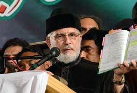 Dr Tahir-ul-Qadri addresses Inqilab Marchers at D-Chowk in Islamabad (People have no place in democracy of ruling elite)