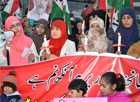 لاہور: سانحہ پشاور، عوامی تحریک خواتین ونگ کی طرف سے شمعیں روشن کی گئیں‎