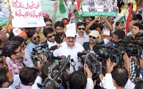 لاہور: عوامی تحریک کا گورنر ہاؤس کے سامنے مظاہرہ، قاتل وزیر مردہ باد کے نعرے
