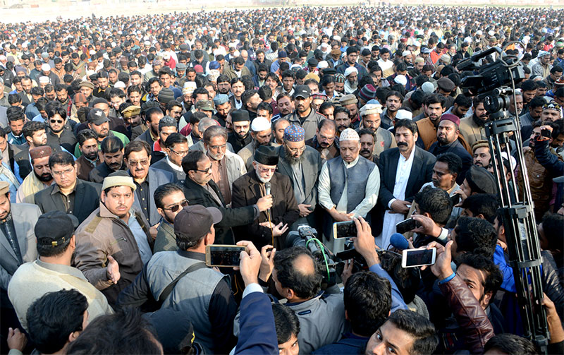 Dr Tahir-ul-Qadri leads funeral prayer of Shaheed Zainab, demands justice for her