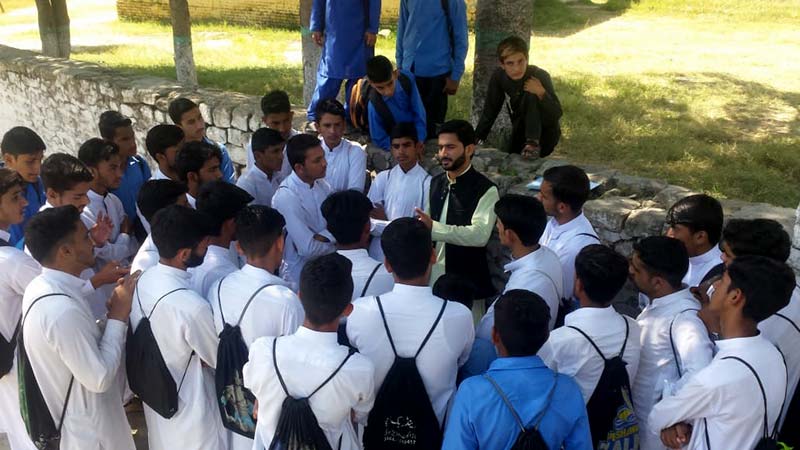گورنمنٹ ڈگری کالج چڑھوئی آزاد کشمیر میں میر احسن کی طلباء سے ملاقات