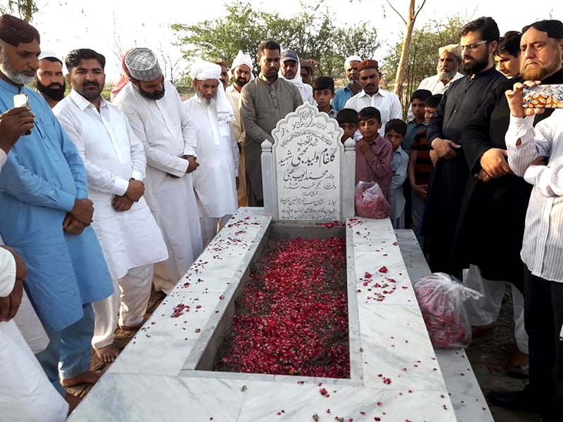 عوامی تحریک و منہاج القرآن کے رہنماؤں کی شہدائے انقلاب کی قبروں پر حاضری