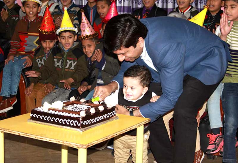 اینکر پرسن علی ممتاز کا دورہ آغوش، اپنے بیٹے کی سالگرہ یتیم بچوں کیساتھ منائی