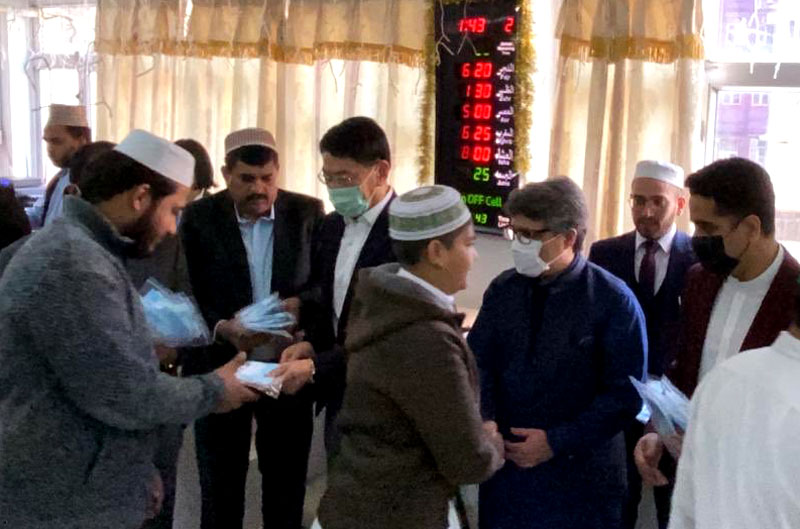 Hong Kong: Pakistan Consul General distributes surgical masks among the community