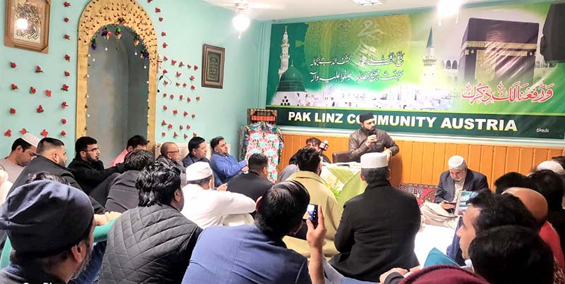 Austria: Dr Hassan Mohi-ud-Din Qadri attends a community event
