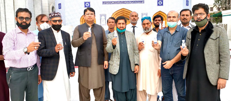 منہاج القرآن لاہور کی طرف سے عوام میں سینیٹائزر کی تقسیم