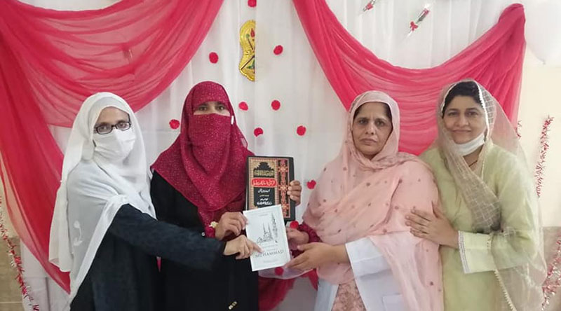منہاج ویمن لیگ کا نرسنگ کالج آف ڈی ایچ کیو جہلم کی لائبریری کے لئے قرآنی انسائیکلوپیڈیا کا تحفہ