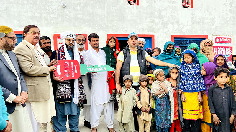 Dr Hassan Mohi-ud-Din Qadri distributes keys of newly constructed houses among flood victims
