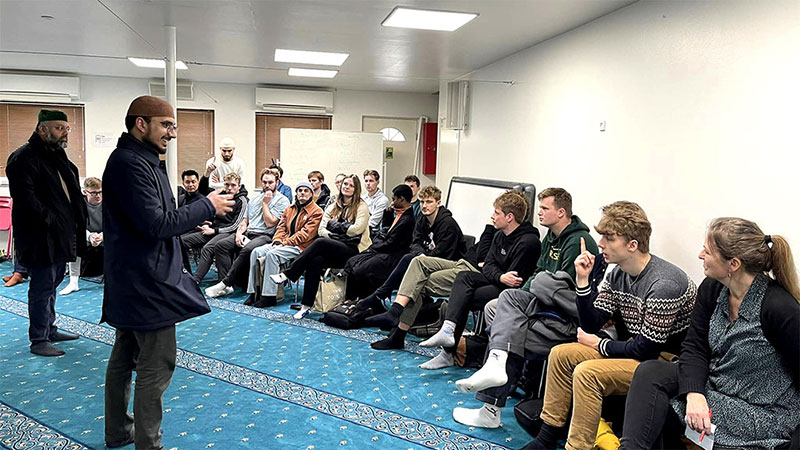 Copenhagen: University students visit MQI Center to learn about Ramadan
