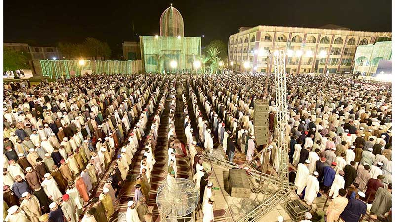 شہرِ اعتکاف کی ستائیسویں شب رمضان صلاۃ التسبیح کے روح پرور فضائی مناظر