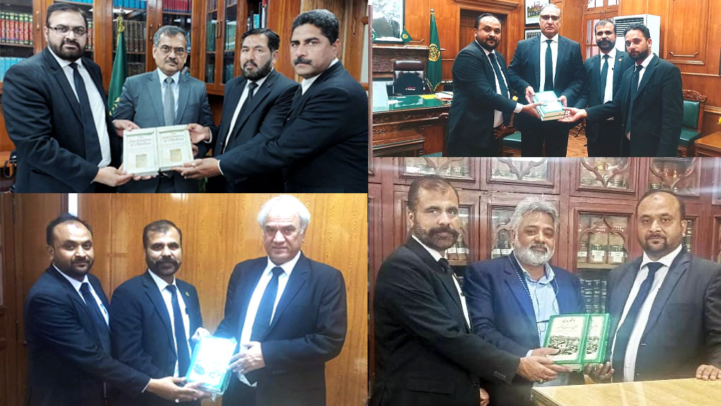 پاکستان عوامی لائرز فورم کی جانب سے ججز اور وکلا کو شہرہ آفاق کتاب ’’دستور مدینہ اور فلاحی ریاست کا تصور‘‘ کا تحفہ