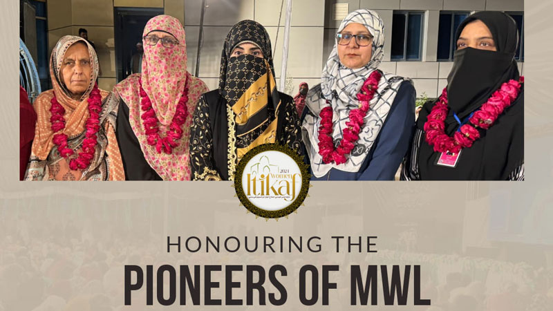 Mrs. Fizzah Hussain Qadri presented flowers to the senior sisters of MWL