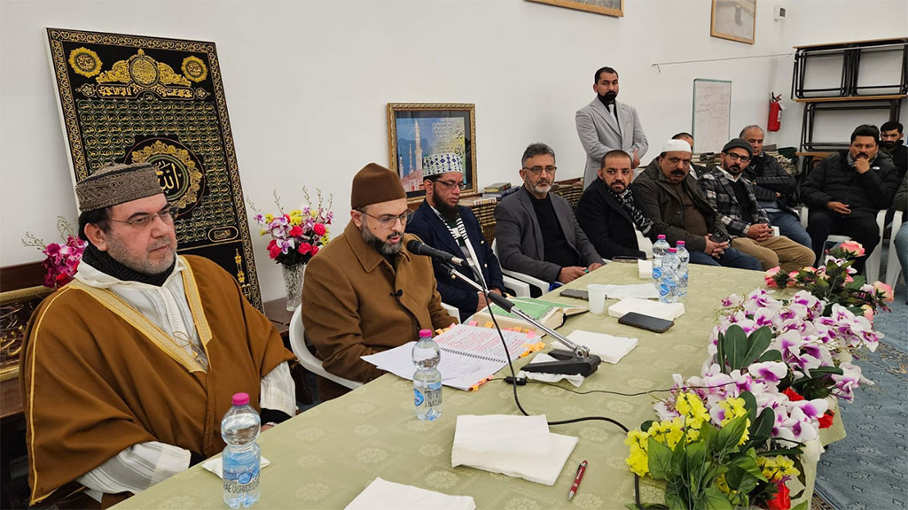 Napoli, Italy: Dr. Hassan Qadri delivered a keynote Lecture at a Tarbiati session with the workers of MQI