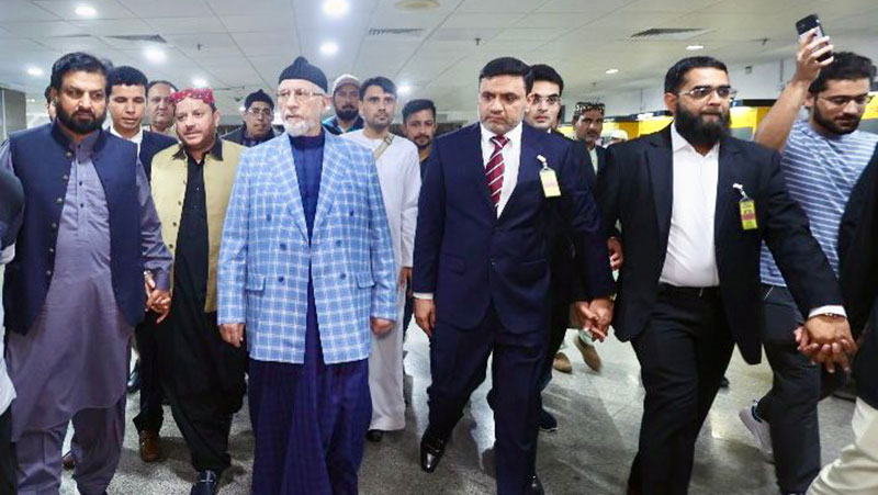 Reception of Dr. Muhammad Tahir-ul-Qadri receives a historic reception ipon his arrival on Kuala Lumpur airport, Malaysia