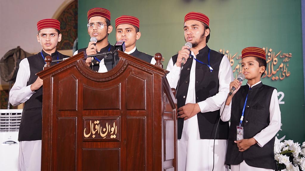 منہاج انسٹیٹیوٹ برائے قراءت و تحفیظ القرآن کے طلبہ 42ویں عالمی میلاد کانفرنس میں اجتماعی تلاوتِ کلامِ الٰہی کرتے ہوئے