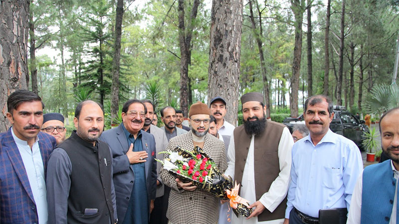 پروفیسر ڈاکٹر حسن محی الدین قادری کی ہزارہ یونیورسٹی آمد، پرو وائس چانسلر ڈاکٹر اقبال مرتضیٰ کا فیکلٹی اور اسٹاف  کے ہمراہ پرتپاک استقبال 