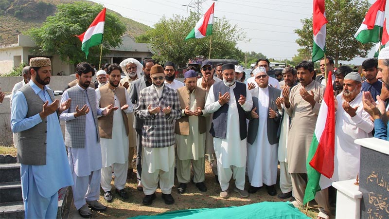 Dr. Hassan Mohi-ud-Din Qadri Offers Fateha at the Grave of Late Haji Abdul Rehman