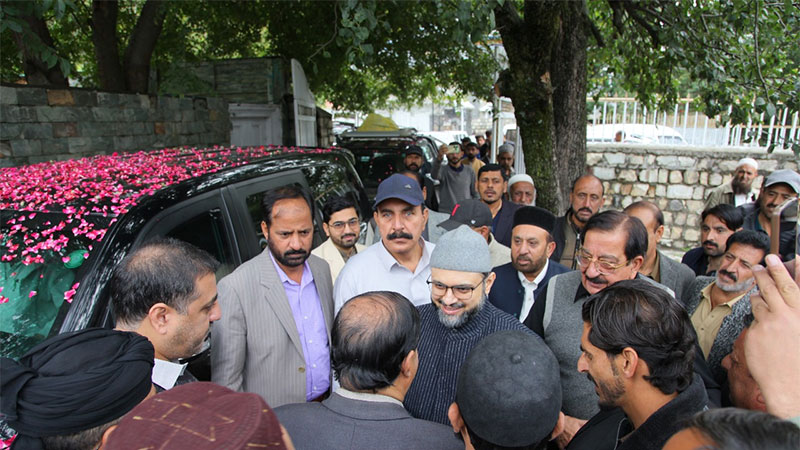 پروفیسر ڈاکٹر حسن محی الدین قادری کی کاغان کے چیف اور سابق سینیٹر سید مزمل شاہ کی رہائش گاہ چیف ہاؤس آمد