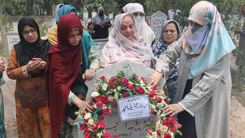 سانحہ ماڈل ٹاؤن کے شہداء کی بارہویں برسی کے موقع پر منہاج القرآن ویمن لیگ کی ایگزیکٹو ٹیم کی شہداء کی قبر پر حاضری